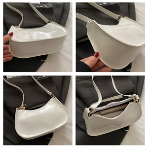 Détail du sac sous l'aisselle demi-lune blanc brillant avec fermeture éclair dorée