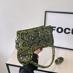 Sac bandoulière chic vert-jaune texture serpent avec son petit porte-monnaie rond