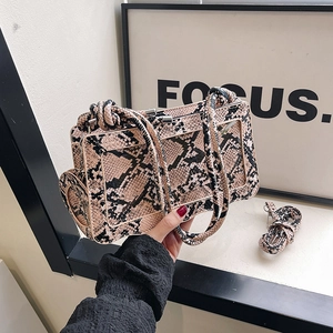 Sac bandoulière carré chic à motif serpent rose avec bandoulière tressée et métal