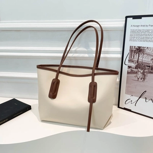 Grand sac cabas vintage blanc crème avec bordures marron contrastées et bandoulière