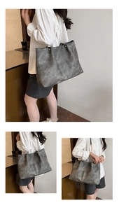 Vue détaillée du sac cabas gris texture marbre avec bandoulière chaîne dorée