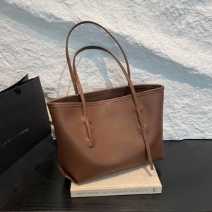 Sac fourre-tout vintage marron minimaliste en cuir mat présenté sous un angle de 45 degrés
