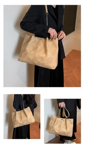 Détail du grand sac cabas en daim kaki avec bandoulière chaîne et texture mate