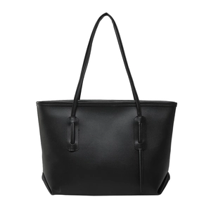Sac fourre-tout noir minimaliste en cuir mat avec lanières décoratives et bandoulières