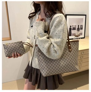 Détail de l'ensemble de sacs cabas à monogramme marron rétro avec pochette assortie