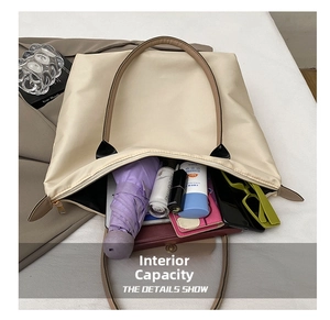 Vue de dessus du grand sac fourre-tout en nylon montrant l'espace intérieur spacieux