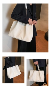 Détails du sac fourre-tout blanc crème en cuir souple avec bandoulière à chaîne dorée