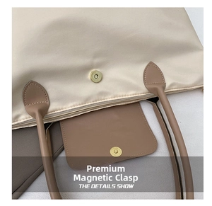 Détail du fermoir magnétique et des coutures renforcées sur le sac fourre-tout en nylon