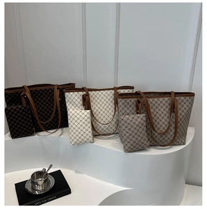 Grands cabas à monogrammes rétro en trois couleurs avec pochettes assorties