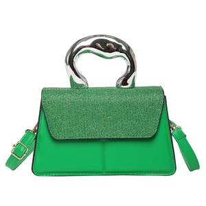 Sac bandoulière vert en cuir avec rabat pailleté et poignée métallique argentée
