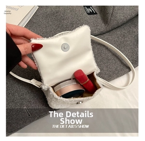 Détail du sac bandoulière en peluche blanche montrant l'espace pour cosmétiques