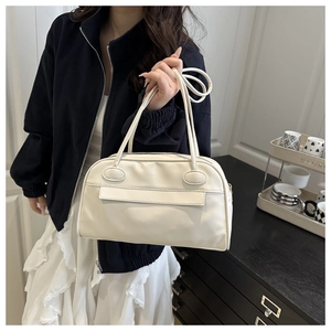 Dettaglio borsa a cuscino vintage bianca in pelle PU indossata da modella con stile