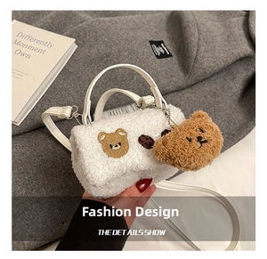 Détail du sac à main en laine d'agneau blanche avec broderie ours et pendentif peluche
