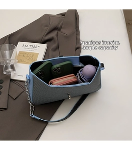 Interior espacioso del bolso bandolera azul con teléfonos, billetera y paraguas