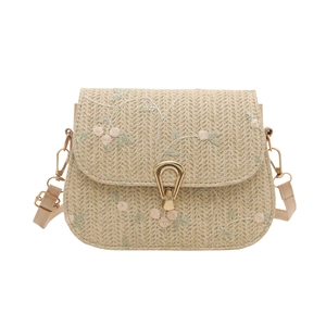 Borsa a tracolla in paglia con ricamo floreale rosa e chiusura dorata elegante
