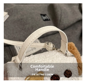 Vue détaillée de la texture pelucheuse et broderie ours avec poignée supérieure douce