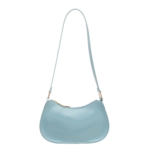 Sac sous le bras bleu pâle en cuir verni avec finition miroir et fermeture éclair dorée