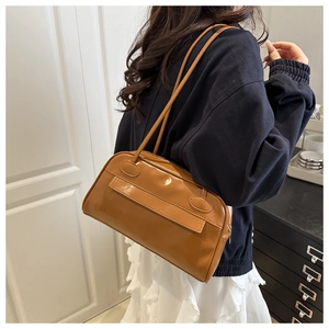 Dettaglio della borsa tote minimalista marrone caramello con design della tracolla