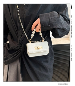 Mini sac blanc à motif crocodile avec poignée en perles et chaîne dorée sur mannequin