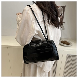 Vista posteriore di una borsa a spalla nera lucida con tasca piatta esterna sottile