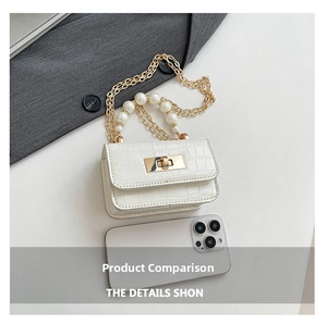 Détail du mini sac blanc effet crocodile avec poignée en perles et chaîne dorée