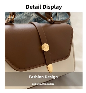 Gros plan du sac à main bicolore marron et beige avec fermoir en métal doré