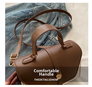 Vue détaillée du sac bandoulière bicolore marron et blanc avec finitions dorées chic