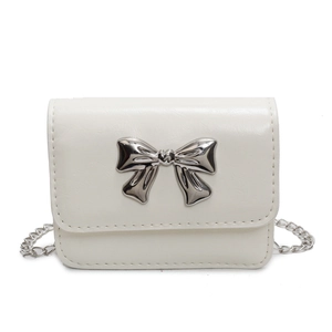 Mini sac à bandoulière en cuir blanc avec nœud argenté et fine chaîne métallique