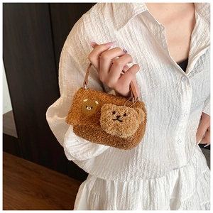 Détail du mini sac peluche caramel avec broderie ours et texture douce et soyeuse