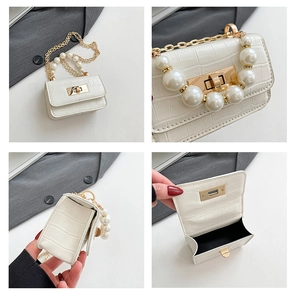 Détails du mini sac blanc gaufré croco avec poignée en perles et bandoulière chaîne