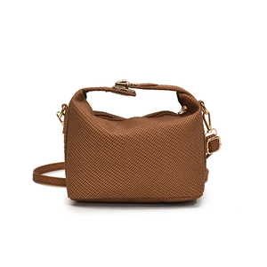 Sac bandoulière marron texturé pour femme avec fermoir doré sur fond blanc