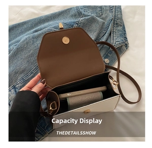 Vue intérieure montrant la capacité du sac bandoulière contrasté pour téléphone et portefeuille