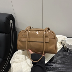 Borsa a mano Boston in pelle verniciata marrone lucida con grande capacità e manici