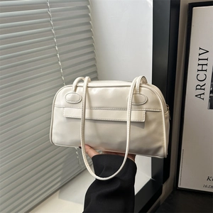 Borsa bowling minimalista in ecopelle crema con doppi spallacci e design moderno