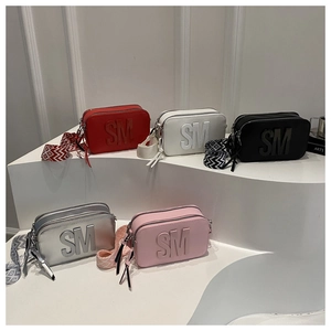 Dettaglio delle opzioni di colore per la borsa a tracolla stile camera con tracolla larga