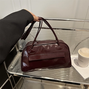 Grande borsa bowling bordeaux in pelle verniciata lucida con manici lunghi