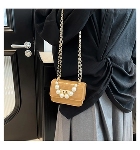 Mini sac bandoulière caramel avec texture crocodile et perles décoratives sur le rabat