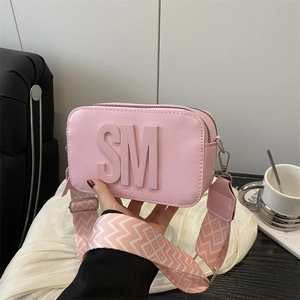Borsa a tracolla rosa in pelle PU con tracolla geometrica e logo SM stile moderno