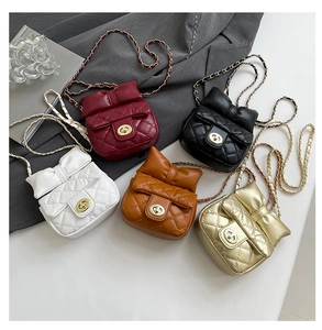 Detail van gewatteerde mini-tassen met ketting en strik in diverse elegante kleuren