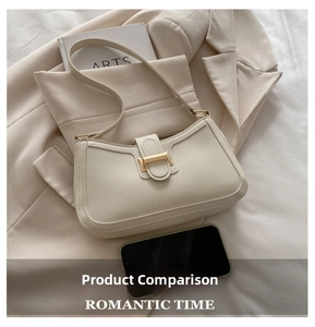 Détail du sac croissant blanc crème avec boucle dorée sur un blazer beige