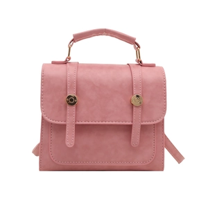 Sac bandoulière rose texture litchi avec boucle dorée et poignée en forme de carré
