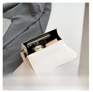 Vue de dessus montrant la capacité intérieure de ce sac à main élégant blanc crème