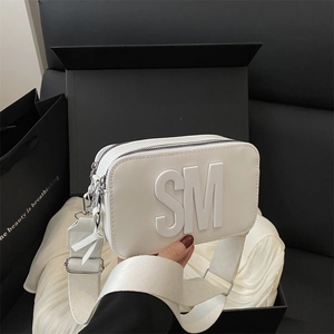 Borsa a tracolla bianca modello camera con logo SM e spallina larga in nylon