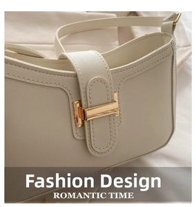 Détail macro d'un sac sous le bras en cuir crème avec boucle en métal doré vintage