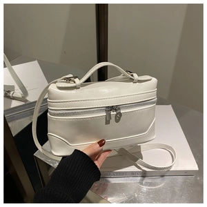 Vue détaillée du sac bandoulière blanc en cuir avec fermeture éclair argentée