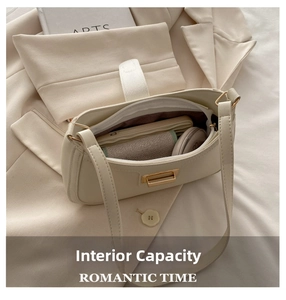 Détail intérieur d'un sac porté épaule en cuir beige montrant l'espace de rangement