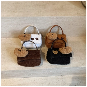 Détail de quatre mini sacs en peluche blanc marron noir avec décoration d'ours mignon