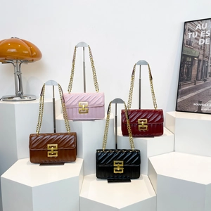 Quilted PU Leather Shoulder Bag For Women Modern Glossy Crossbody Square Purse With Golden Chain Strap And Metal Lock