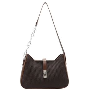 Bolso baguette vintage marrón con textura de sarga y cadena plateada en fondo blanco