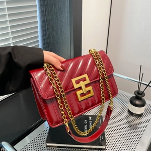 Retro burgundy quilted shoulder bag with gold chain strap and elegant metal clasp